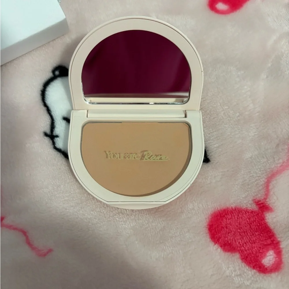 Rare Beauty True to Myself Finishing Powder - Picture 2 of 3
